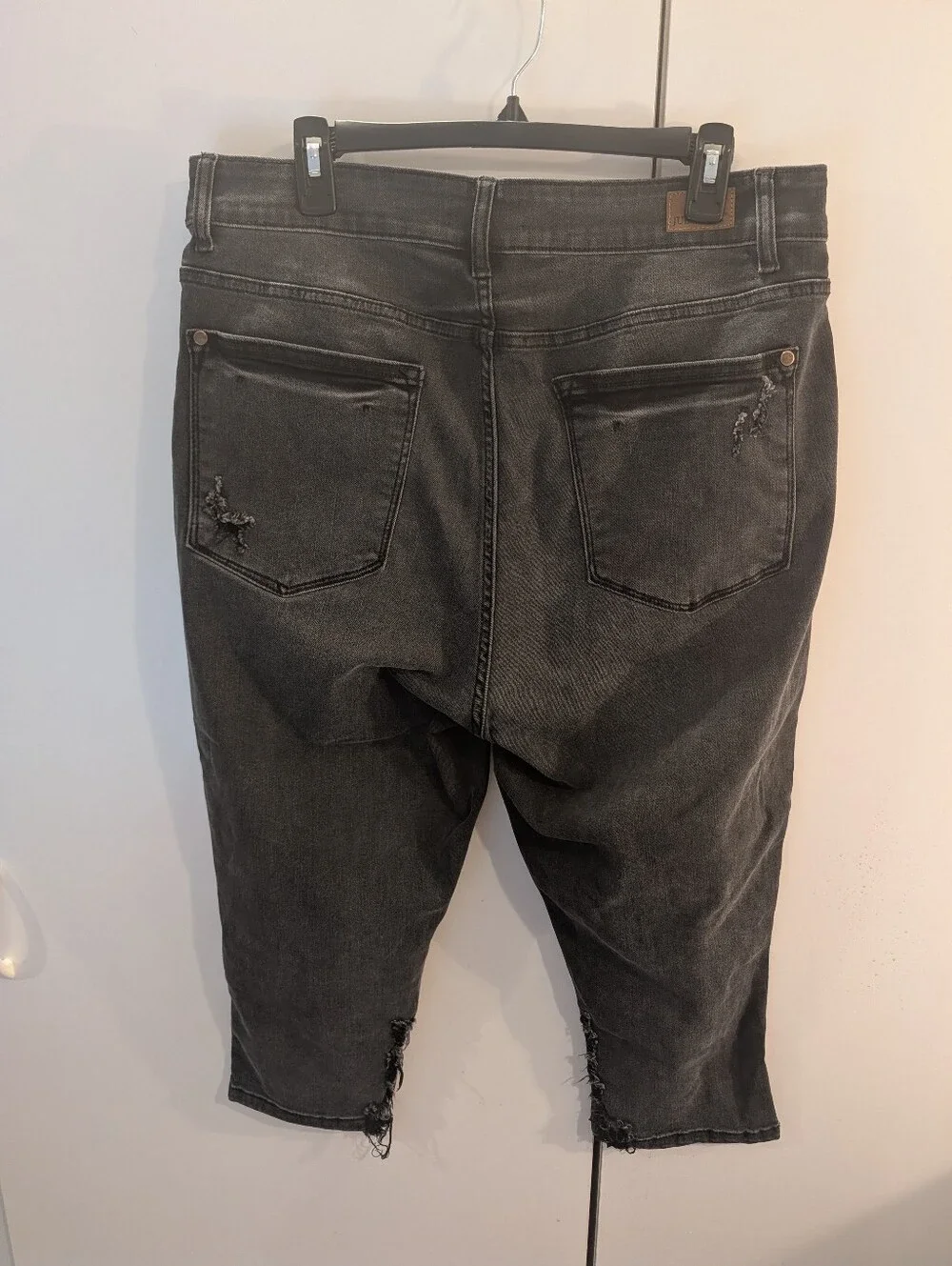 Judy Blue Women's 18W Distressed Black Skinny Fit Capri Jeans